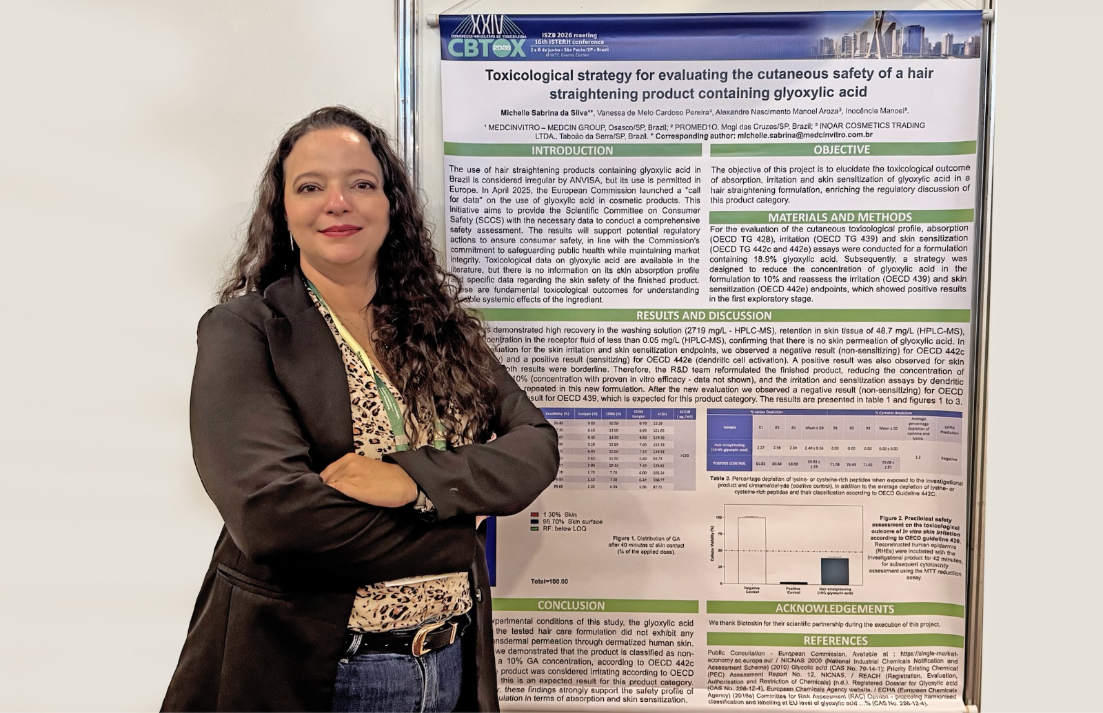 Dra. Michelle Sabrina da Silva ao lado do pôster do estudo sobre ácido glioxílico no CBTOX 2026.
