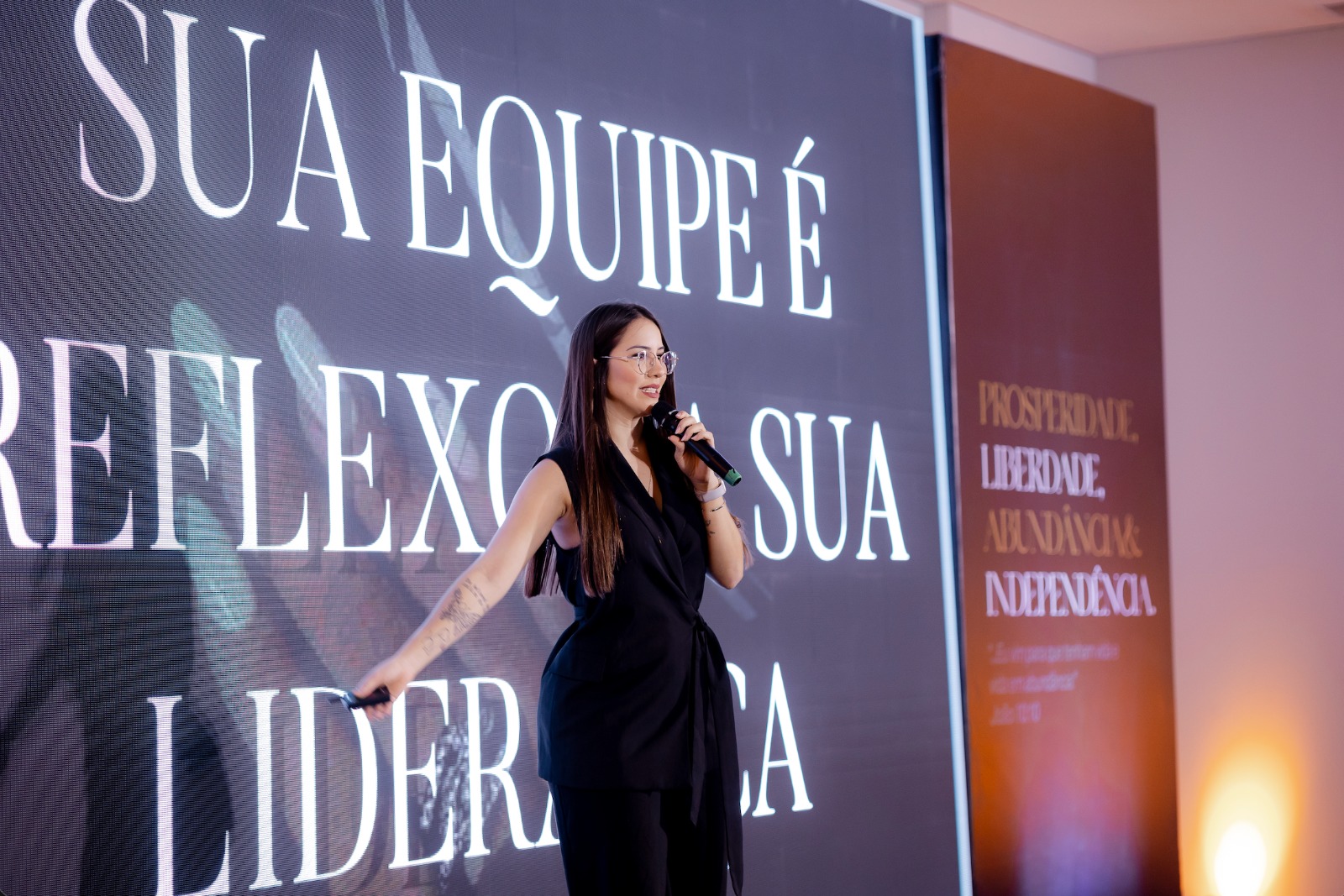 Lara Andrade, proprietária do Studio Andrade, cliente da Belasis, empresa especializada em soluções de gestão para negócios do setor de beleza.