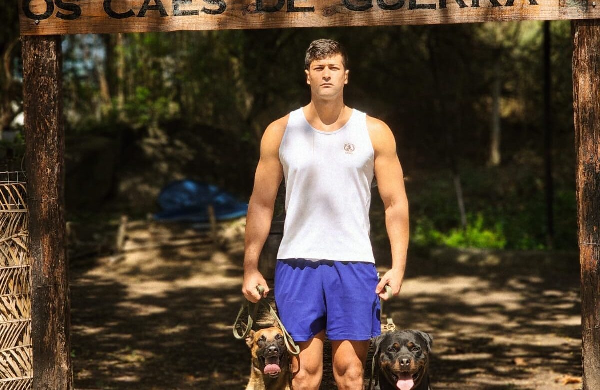 Soldado Fuzileiro Naval Lucas Oliveira Pereira conquistou a certificação internacional BH para o Cão de Guerra Quill.